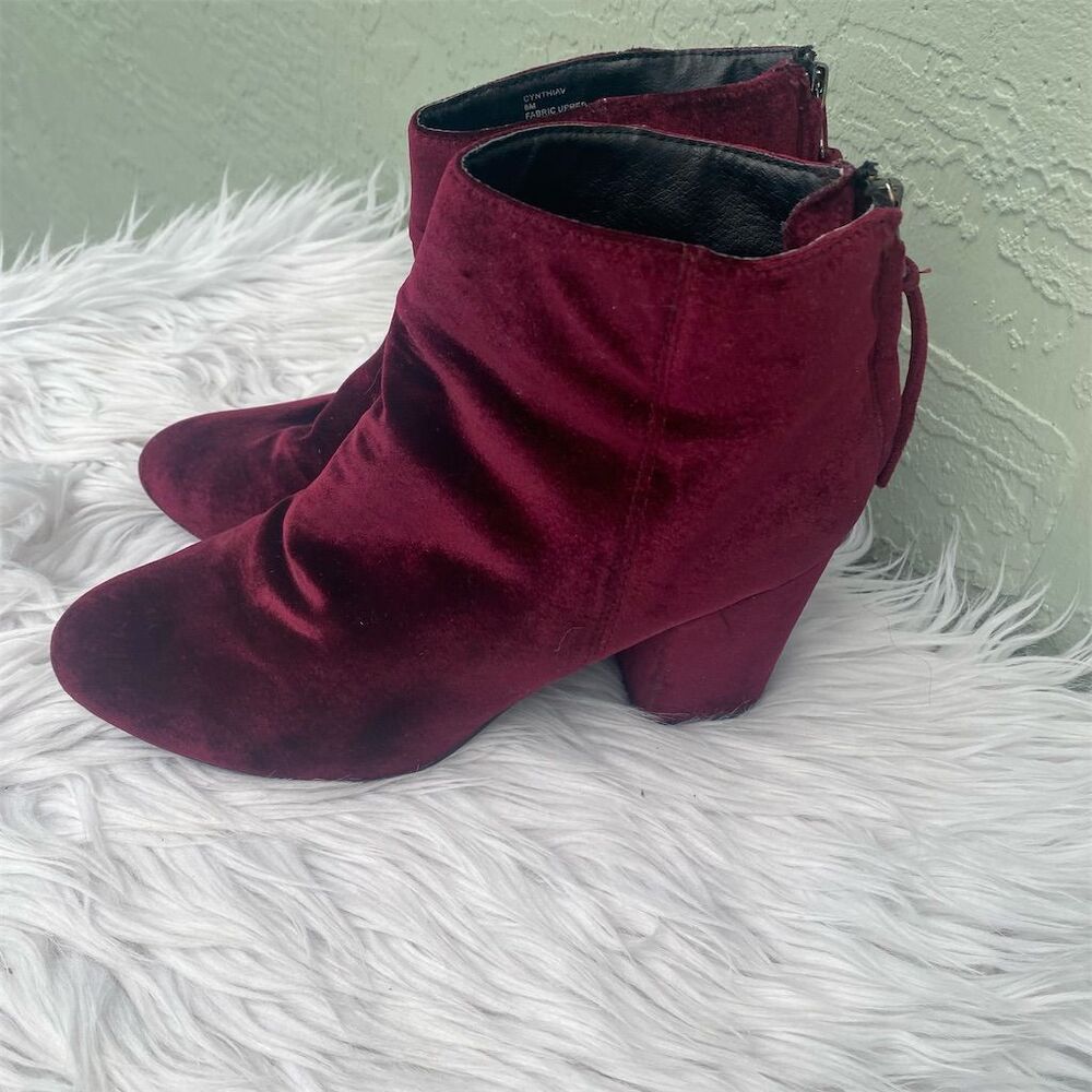 Steve Madden Cynthia Red Velvet Ankle Booties Block Heel Zip-Up S. 8